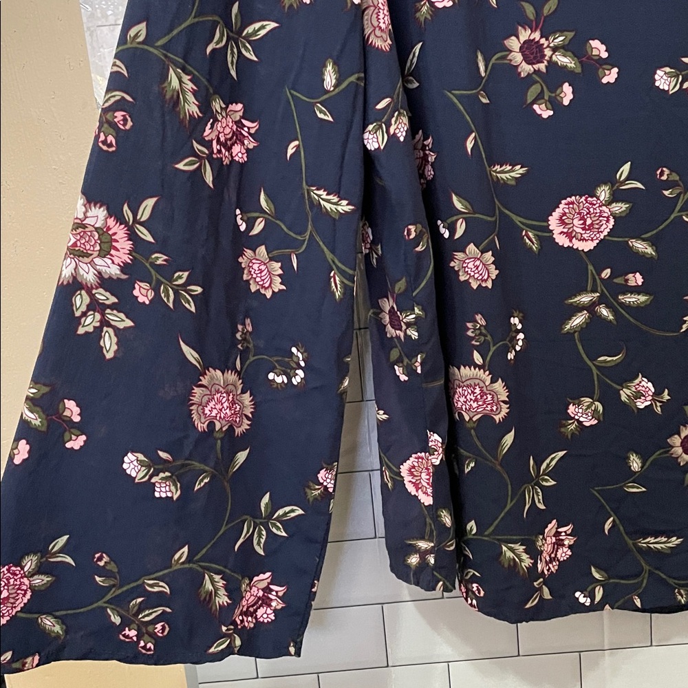 Faded Glory Navy‎ Floral Bell Sleeve Crisscross Back Top size 2X - Picture 6 of 15
